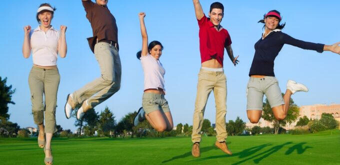 Schnupperkurs Nach Absprache jederzeit möglich Leistung: 90 Minuten Unterricht mit PGA Qualified Professional Leihschläger, Übungsbälle und Platzgebühr inklusive Preis: € 100.- / Person € 75.- ab 2 Personen € 60.- ab 3 Personen Bei 2 zahlenden Eltern sind