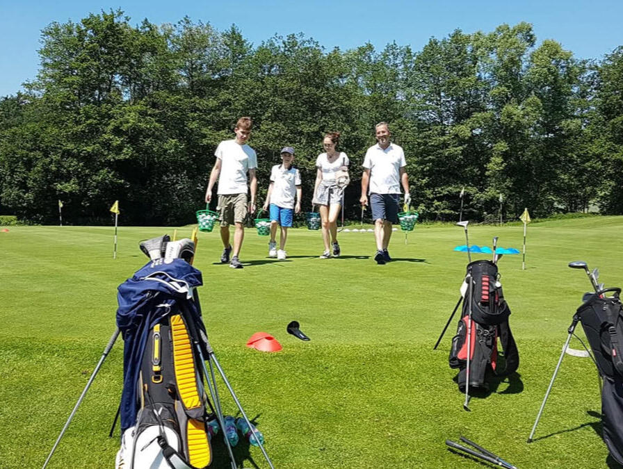 Platzreifekurs zum unschlagbarem Preis ÖGV Zertifiziert Modul I & II Leistungen : Platznutzung und Leihschläger während des gesamten Kurses gratis PGA zertifizierte Professionals Preis € 249.- Beginn jederzeit möglich