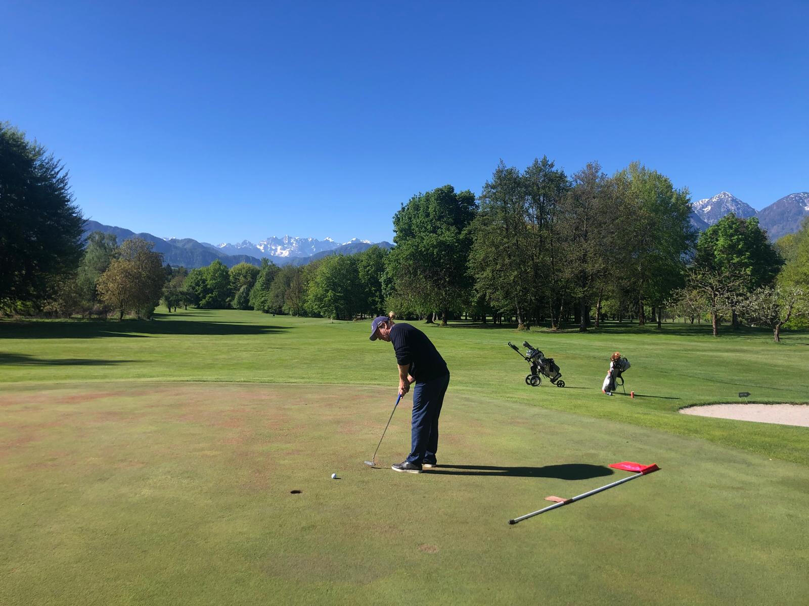 Spiel mit dem Pro Spielen Sie mit dem Pro Adrian am Golfplatz Ihrer Wahl . Wir bieten Ihnen bei gemeinamen Runden auf vielen Plätzen ermässigte Greenfees! Verbessern Sie mittels On Course Teaching Ihre Ergebnisse Nachhaltig – es gibt Spiel und Geländesit